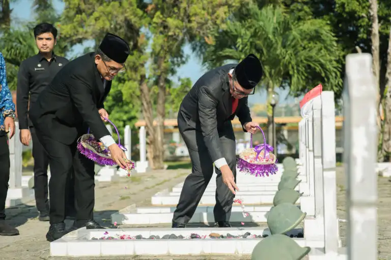 Fahrizal Jadi Inspektur Upacara pada Ziarah Makam dalam Rangka HUT Provinsi Lampung ke-60 di TMP Bandar Lampung