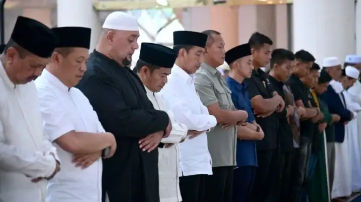 Jokowi Salat Jumat di Masjid Agung Kota Medan