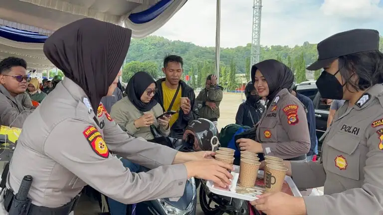 Polisi Bagikan Air Mineral dan Kopi Ke Pemudik di Pelabuhan Panjang